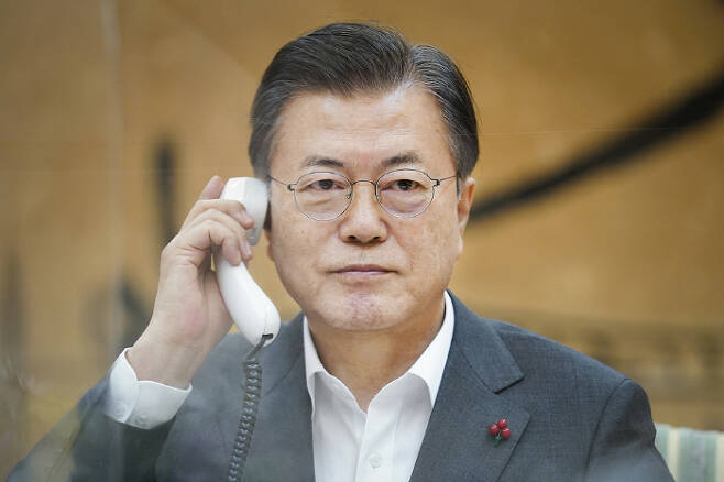 문재인 대통령이 26일 시진핑 국가주석과 전화통화를 하고 있다. [사진 출처 = 청와대]