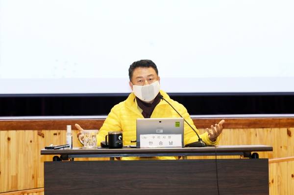 구리시(시장 안승남)는 27일 시청 대강당에서 시민 건의사항 담당 실무자 75명(오전 40명, 오후 35명)이 참석한 가운데‘시민 건의사항 추진상황 점검보고회’를 가졌다. / 사진제공=구리시