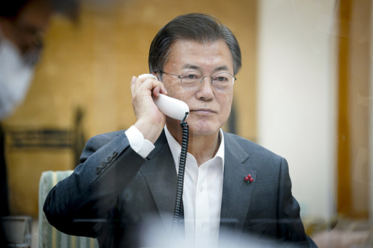 문재인 대통령이 26일 청와대에서 시진핑 중국 국가주석과 전화 통화하고 있다. 연합뉴스