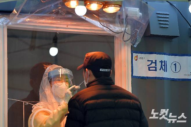 서울역 임시선별검사소에서 의료진이 검체를 채취하고 있다. 박종민 기자