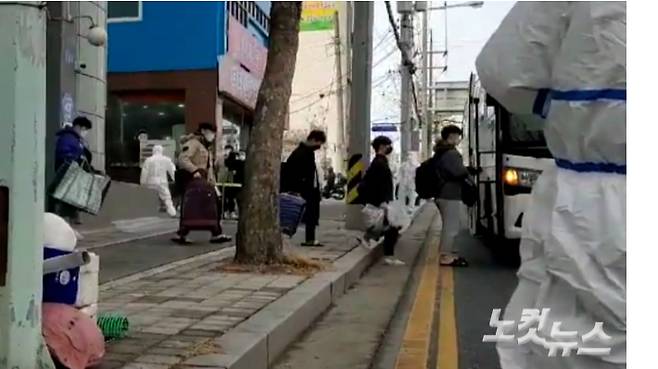 코로나19 집단 감염이 발생한 대전IEM국제학교 학생들이 치료센터로 이송되고 있는 모습. 고형석 기자