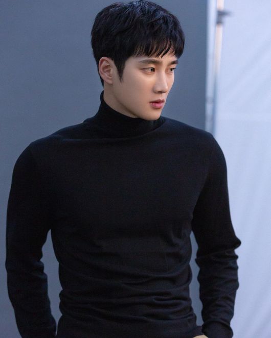 Actor Ahn Bo-hyun flaunts superb handsomenessOn the afternoon of the 27th, Ahn Bo-hyun posted several self-portraits on personal SNS.In the photo, Ahn Bo-hyun boasts a more mature visual wearing a black Polo neck.Ahn Bo-hyun snipped the womans heart with a clear features and a sleek V-line.In addition, Ahn Bo-hyun maximized intense masculinity by matching a gray jacket to a white Polo neck and raising the bangs.Meanwhile, Ahn Bo-hyun appeared on MBC Kairos, which last December.Ahn Bo-hyun SNS