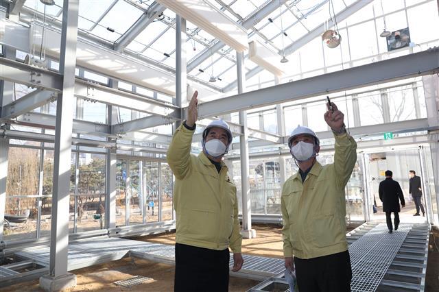 박준희(왼쪽) 관악구청장이 지난 20일 봉천동에 있는 강감찬도시농업센터 건립 현장을 둘러보고 있다.관악구 제공