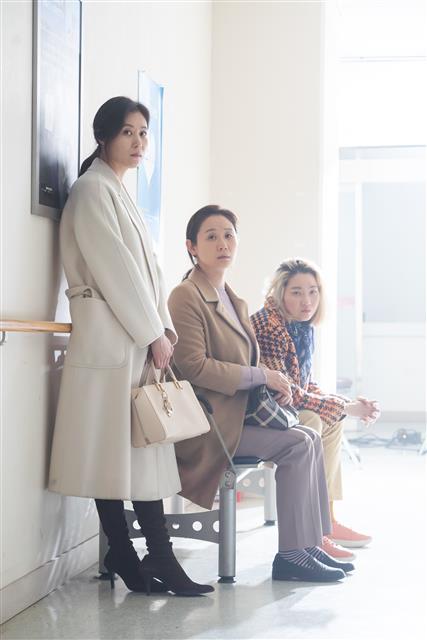 영화 ‘세 자매’에서 각기 다른 상황과 상처를 가진 자매를 연기한 문소리(왼쪽부터), 김선영, 장윤주. 이들의 연기 호흡과 뿜어내는 에너지가 영화에 가득하다.리틀빅피처스 제공
