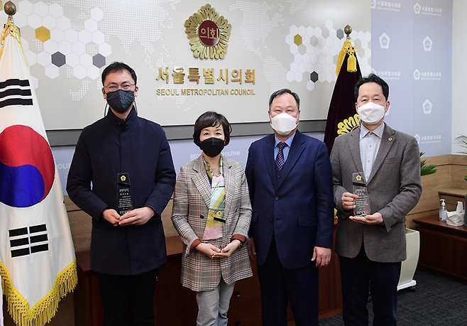 수상의원들과 함께한 김인호 의장(왼쪽부터 양민규 의원, 김경 의원, 김인호 의장, 임종국 의원)