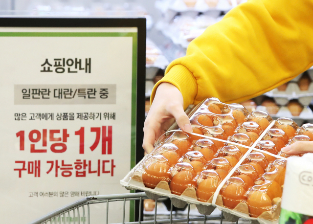 고병원성 조류인플루엔자(AI) 영향으로 계란값이 오르고 있는 26일 경기도 안산시의 한 마트에 계란 구매 수량 제한 안내문이 붙어 있다./연합뉴스