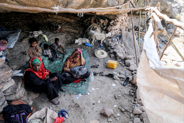 지난해 12월 2일(현지시간) 예멘 남서부 도시 타이즈의 외곽에서 가난과 집 부족으로 고통받는 한 난민 가족이 동굴 근처에 허름한 판잣집을 마련해 기거하고 있다. 예멘에서는 오랜 내전에다 신종 코로나바이러스 감염증(코로나19)까지 확산하면서 해외 지원마저 줄어 난민이 늘고 아이들이 대량 아사할 위기에 처해 있다./연합뉴스=AFP