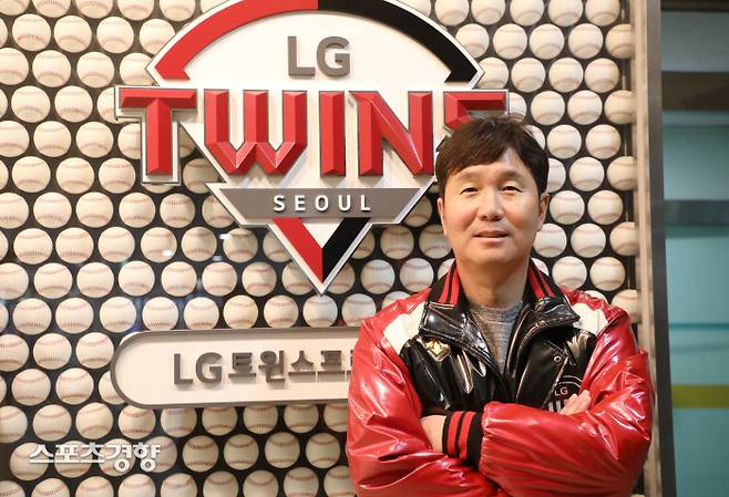 LG 류지현 감독이 지난 20일 기자와 인터뷰에 앞서 구단 사무실 앞에서 포즈를 취하고 있다. 박민규 선임기자