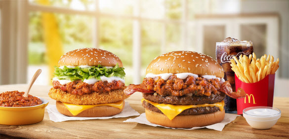 맥도날드가 28일 새롭게 선보인 ‘미트칠리 치킨버거’(왼쪽)와 ‘미트칠리 비프버거’(오른쪽) 모습.(사진=한국맥도날드 제공)