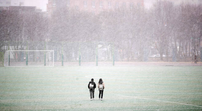 28일 오후 광주 북구 전남대학교 교정에 강풍과 함께 눈이 내리고 있다. (사진=연합)