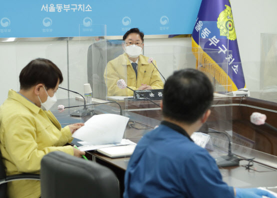 박범계 신임 법무부 장관이 28일 서울 동부구치소를 방문해 코로나19 방역상황을 보고받고 있다. (사진=법무부)