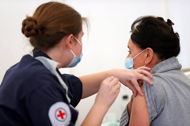 지난 27일 한 영국 시민이 아스트라제네카 코로나19 백신을 접종받고 있다. (사진=AFP)
