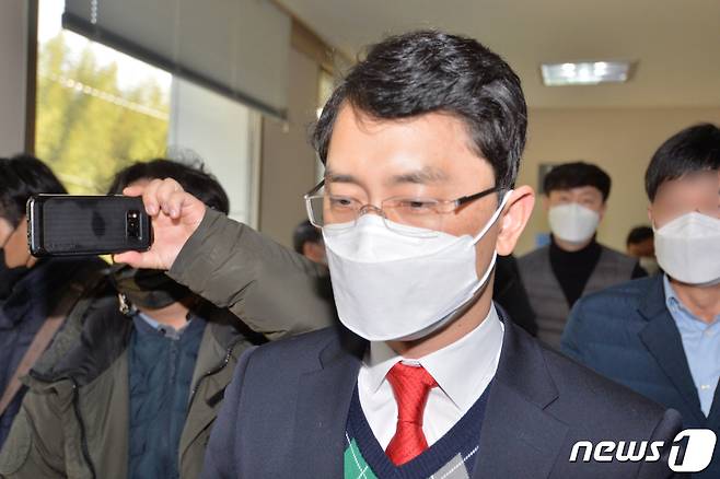 공직선거법위반혐으로 재판에 넘겨진 무소속 김병욱(포항남·울릉) 의원이 28일 대구지원지방법원 포항지원에서 열린 선고공판에서 당선 무효형인 150만원을 선고받은 후 법정을 나서고 있다. 김 의원은 공식 선거운동이 기간 중 정상적인 회계과정을 거치지 않고 지출한 혐의를 받고 있다. 김 의원 측은 "즉각 항소하겠다＂고 밝혔다. 2021.1.28/뉴스1 © News1 최창호 기자