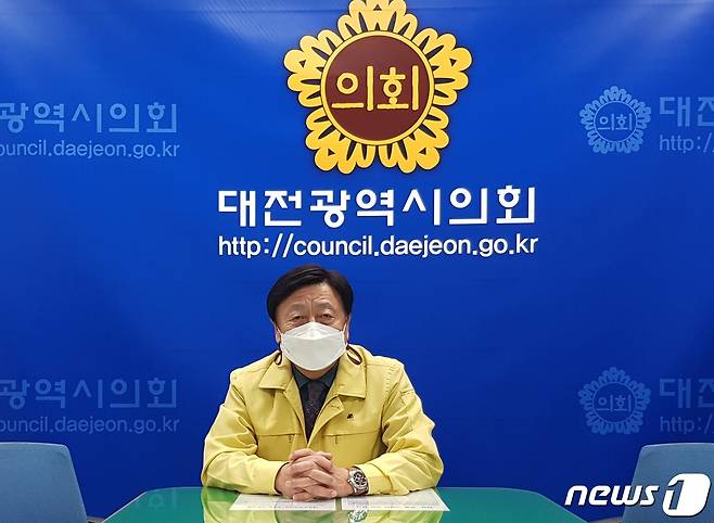 대전시의회 윤용대 의원이 28일 내년 지방선거 불출마를 선언하고 있다.© 뉴스1