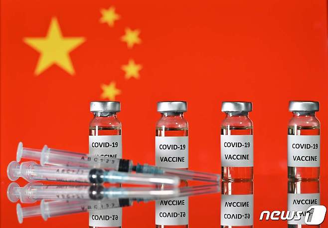 중국 국기와 신종 코로나바이러스 감염증(코로나19) 라벨이 붙은 약병, 주사기. © AFP=뉴스1