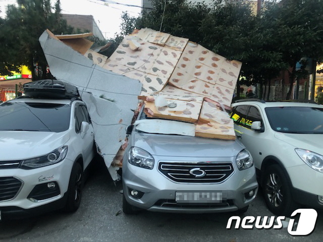 드라이비트 소재 외벽이 강풍에 뜯어져 주차된 차량 3대를 덮쳤다.(부산경찰청 제공)© 뉴스1