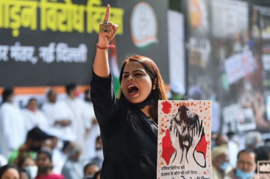 여성 성폭력 사건과 관련해 인도 뉴델리에서 벌어진 항의 시위. 사진=연합뉴스
