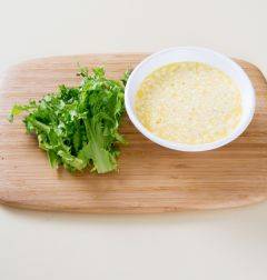 2. 달걀은 잘 풀어서 분량의 달걀 양념 재료를 넣고 골고루 섞는다. 치커리는 씻어 물기를 제거한다.
(우유 3, 다진 양파 3, 마요네즈 2, 소금·후춧가루 약간씩)