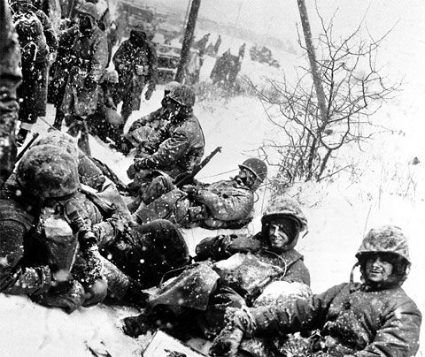 1950년 12월 장진호 전투에서 중공군의 포위를 뚫고 흥남으로 철수하던 미 해병들이 눈 위에서 휴식을 취하고 있다.