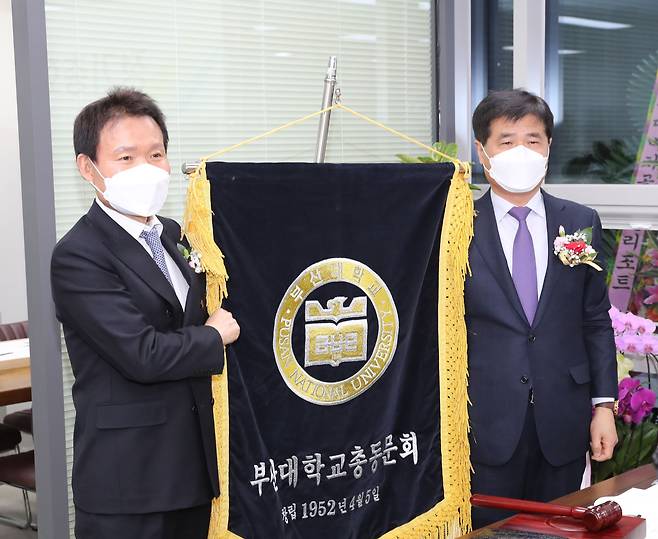 박명진 새 부산대 총동문회장(사진 왼쪽)이 27일 취임식을 갖고 있다. 오른쪽은 박종호 전임 회장./부산대