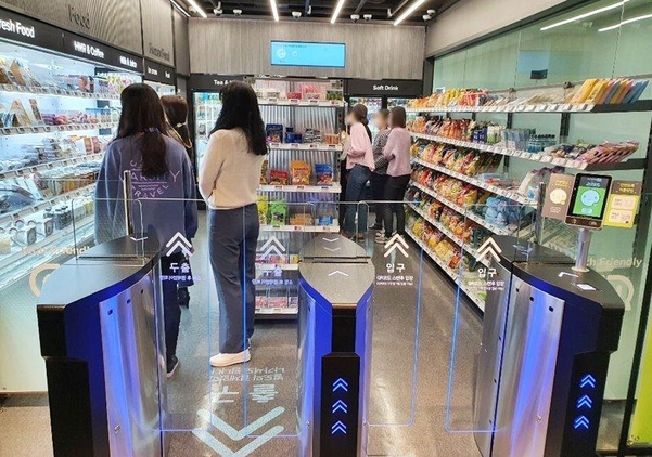28일 인천 송도동에 문을 연 '테크 프렌들리 CU' 매장에서 고객들이 매장을 둘러보고 있다./BGF리테일 제공