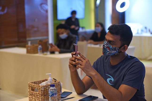 지난해 8월 18일 인도네시아 자카르타에서 열린 삼성전자 스마트폰 ‘갤럭시노트20’ 출시 행사에 참석한 현지 기자들이 제품을 체험하고 있다.ⓒ삼성전자