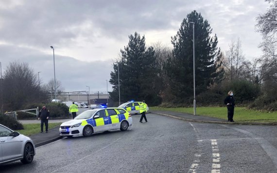 영국 웨일스 렉섬의 아스트라제네카 공장에 수상한 소포가 배달된 27일(현지시간) 경찰관들이 진입하는 도로를 통제하고 있다.AP뉴시스