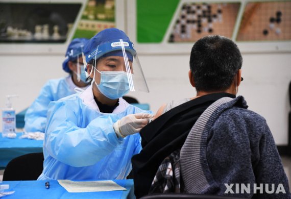 중국 수도 베이징 하이뎬구에서 11일 의료인원이 코로나19 백신 접종을 하고 있다. /사진=뉴시스