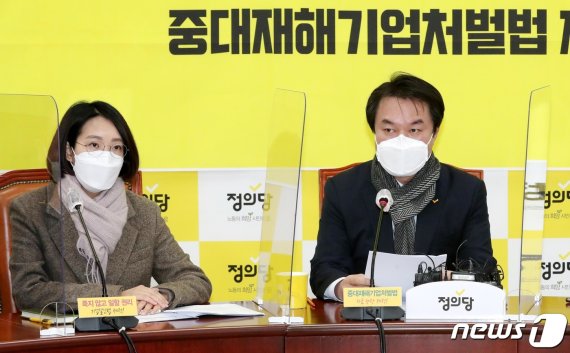 지난 4일 정의당 대표단회의에 참석한 김종철 정의당 대표(오른쪽)와 장혜영 의원./뉴스1