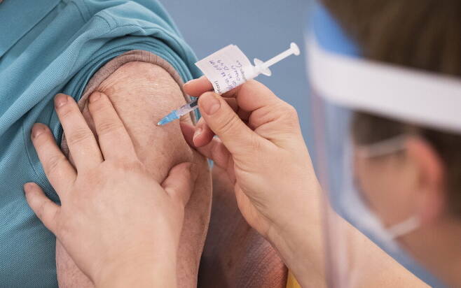 18일(현지시각) 노르웨이 오슬로에서 코로나19 백신 접종이 이뤄지고 있다. 오슬로/EPA 연합뉴스