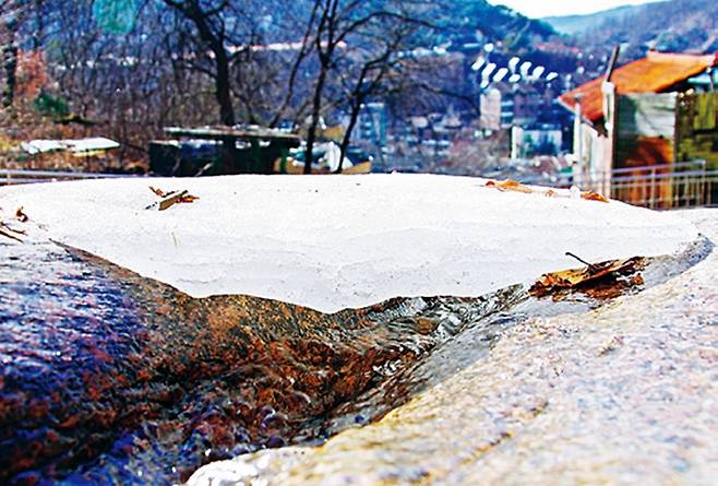 백사실 계곡 현통사 옆 작은 폭포 얼음장 아래로 물이 흐른다.