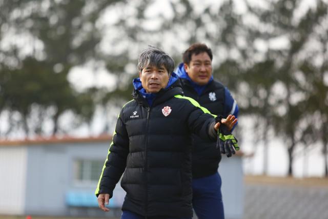 이번 시즌부터 광주FC 사령탑을 맡은 김호영 감독이 최근 동계 전지훈련에서 선수들을 지도하고 있다. 광주FC 제공