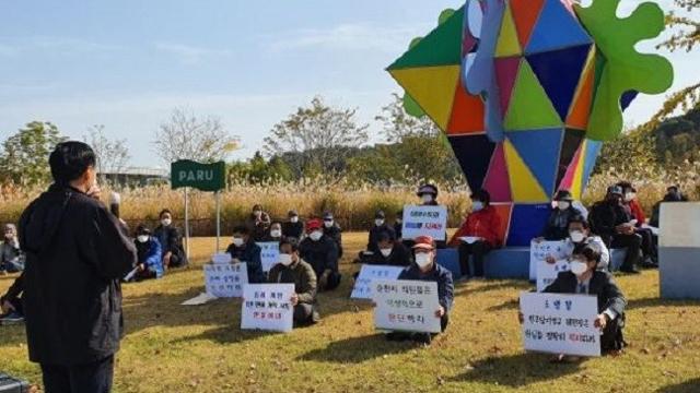 순천 풍력단지 설치 반대 시민들이 지난해 10월 순천만국가정원 서문 앞에서 집회를 하고 있다.