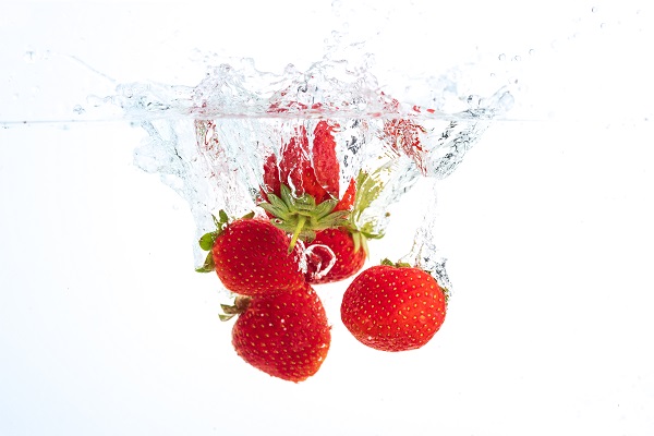 딸기는 꼭지를 떼지 않은 채 물에 잠시 담근 후 흐르는 물에 30초 정도 씻어 주면 좋다./사진=게티이미지뱅크