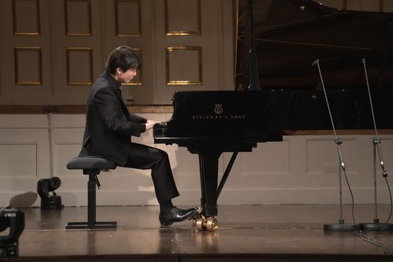 27일 모차르트의 탄생일을 맞아 유럽에서 공개된 피아니스트 조성진의 모차르트 알레그로 초연 모습. [사진 유니버설 뮤직]