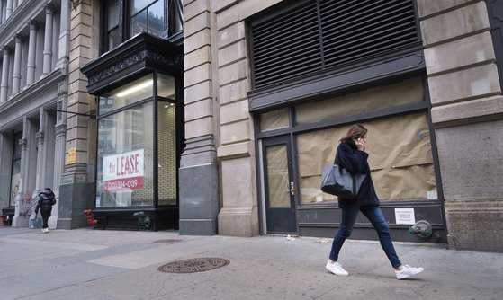 지난 8일 미국 뉴욕의 한 거리를 시민들이 걸어가고 있다.[EPA=연합뉴스]