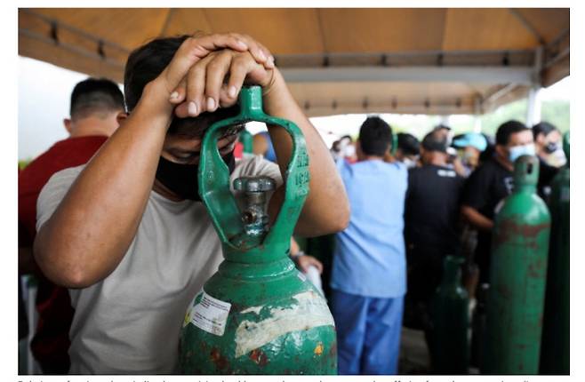 브라질 마나우스 지역의 한 산소 충전소에 산소를 구하러 온 코로나19 환자의 가족들이 몰려있다. /로이터연합뉴스