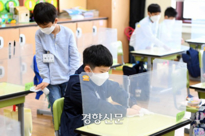 서울의 한 초등학교에서 2학년 학생들이 수업 전 책상을 청소하고 있다. |김창길 기자