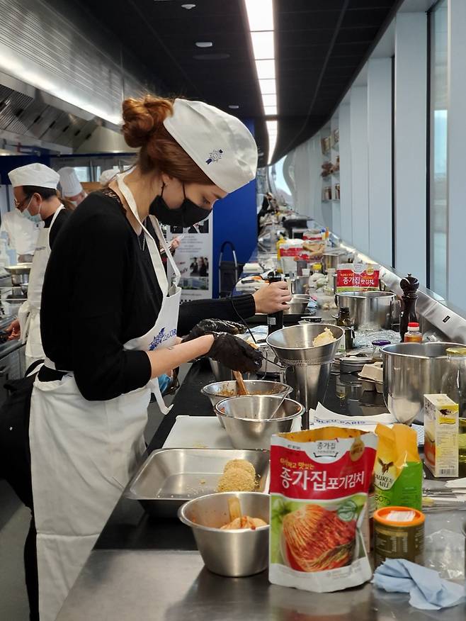A participant cooks at Europe Jongga Kimchi Cookoff Final held at Le Cordon Bleu in France. The event was held jointly by Association Mes Amis and Le Cordon Bleu on Jan. 11. (Daesang)