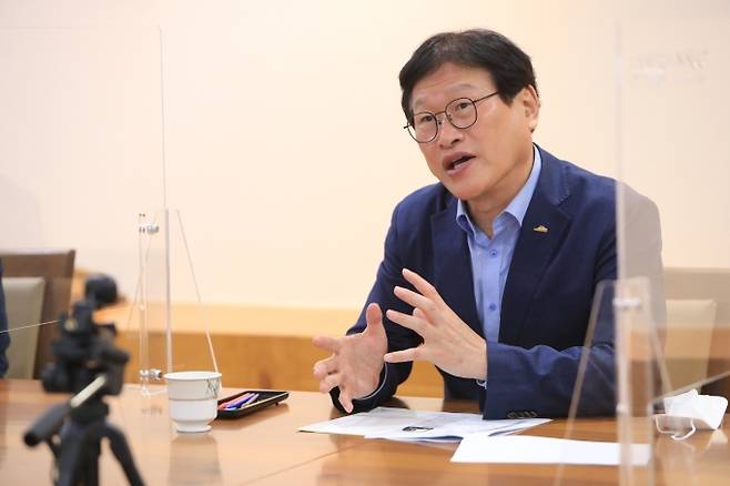 김대권 수성구청장이 언택트 회의로 전문가들과 수성구의 미래교육을 논의하고 있다. 수성구청 제공