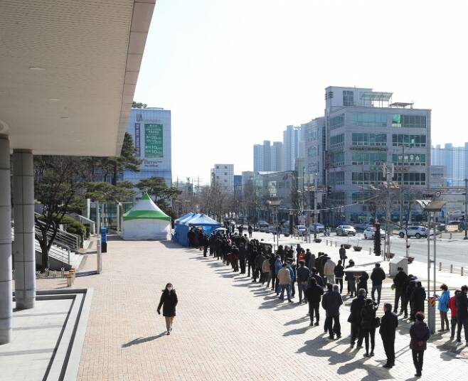 시청 앞 광장에 검사를 받으려는 시민들이 길게 줄을 서 있다. 포항시 제공