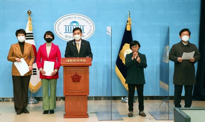 기자회견에 나선 국민의힘 의원들. 사진=최승재 의원실