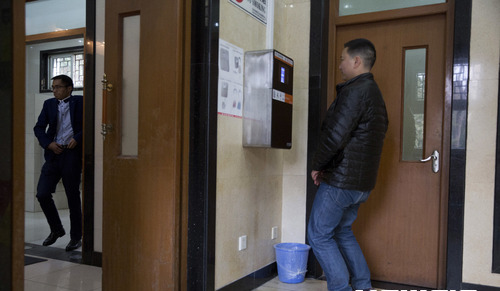2017년 3월 중국 베이징의 한 공원에 있는 공중화장실 입구에서 한 남성이 안면인식 휴지 공급기 앞에 서서 카메라를 바라보고 있다. AP뉴시스