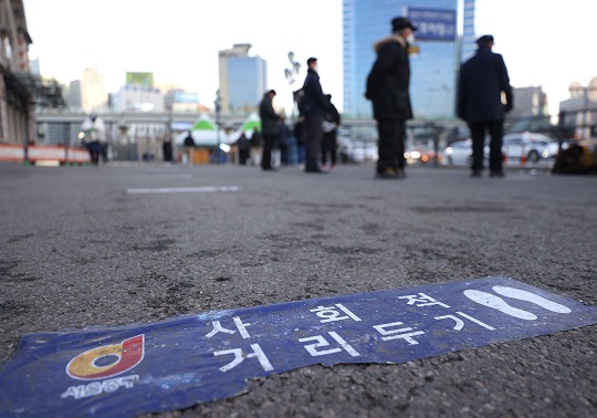 서울역광장에 설치된 임시선별진료소에서 시민들이 검사를 받기 위해 줄을 서고 있다. 연합뉴스