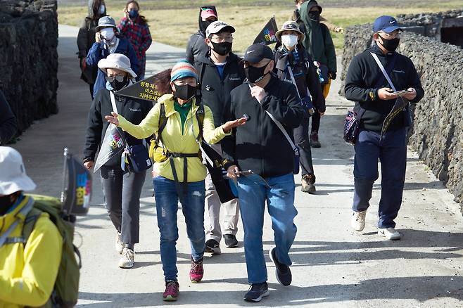 제주 올레길을 걷는 여행자 / 사진 = 제주올레