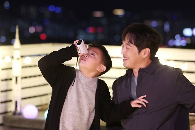 캐논은 배우 김재원과 아들 김이준이 나오는 '캐논과 함께하는 슬기로운 방학생활'을 캐논TV에서 공개한다. /사진=캐논코리아컨슈머이미징