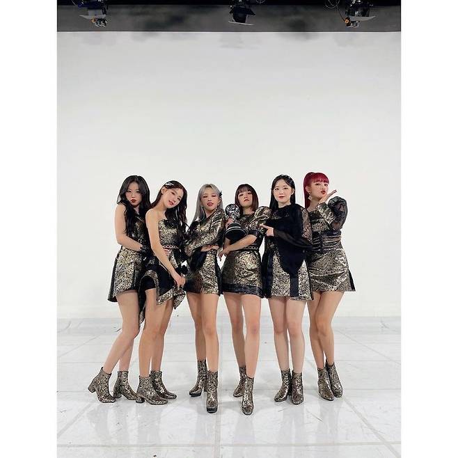 Thank you for Neverland.Group (G)I-DLE (Mi-yeon, Minnie, Sujin, Song Yuqi, Yeh Shu Hua, So-yeon) thanked fans after the music broadcast seven-game series.On the afternoon of January 28 (G) I-DLE official SNS, M Countdown Hwa stage where children were children.Neverland Thank you for making me the seventh place today. The photo shows (G) I-DLE members standing side by side and showing off their lovely charm.(G)I-DLE reached the top of Mnet M Countdown on the same day with its fourth mini album I Burn (I Burn) title song Hwa ().He also performed a perfect live performance on the Angkor stage and impressed him.On the other hand, (G)I-DLE is active after the release of the fourth mini album on November 11.This new album has swept the top of the iTunes album charts in 52 regions around the world. It has proved its global popularity by winning the first place in the domestic music charts as well as the first place in the Chinese music charts for the second consecutive week and the eighth place in the US Billboards World Digital Song Sales chart.