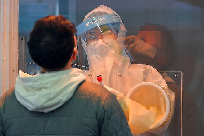 임시선별검사소에서 의료진이 검체를 채취하고 있다. 박종민 기자