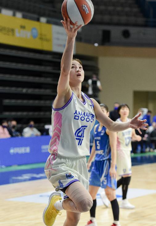 삼성생명 윤예빈이 28일 우리은행과 원정에서 레이업 슛을 넣고 있다. 아산=WKBL