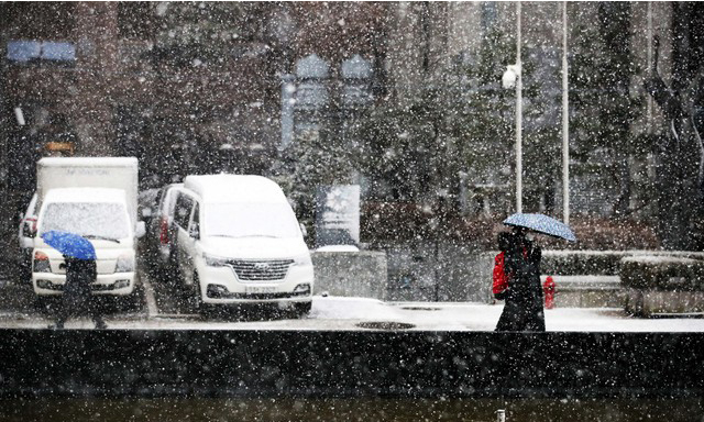 서울 지역에 대설주의보가 발효된 28일 오전 서울 도심에 눈이 내리고 있다. 뉴시스